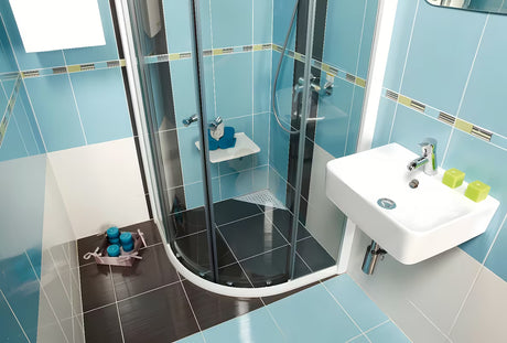 Biała ceramiczna prostokątna mała umywalka Glacera Bigio z przelewem i otworem na baterię pośrodku