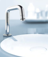 Chromowany zawór umywalkowy Grohe Universal o kompaktowym designie i obrotowym zakończeniu wylewki