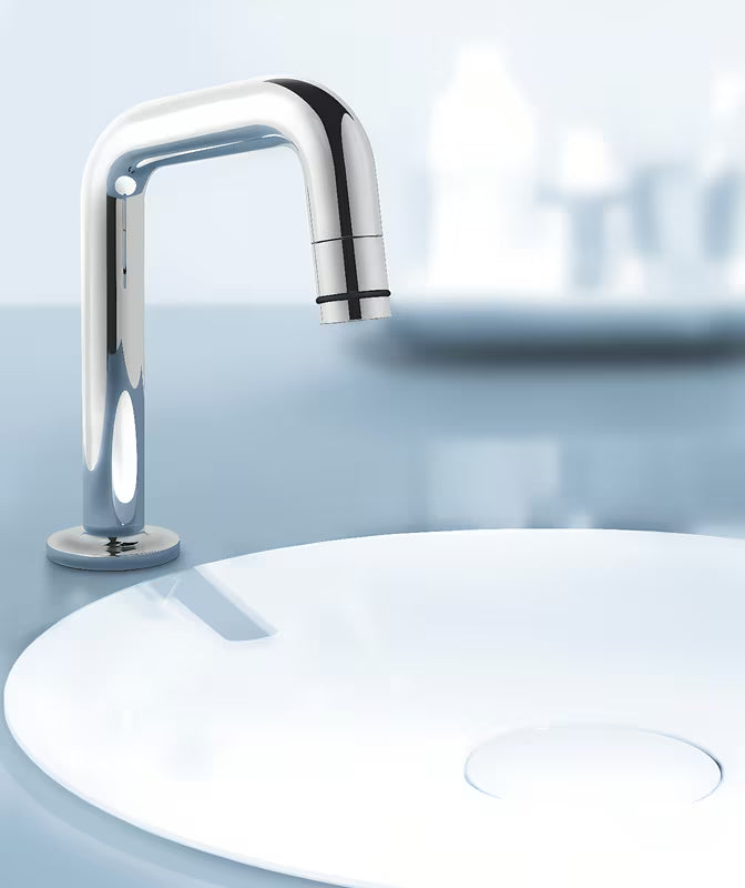Chromowany zawór umywalkowy Grohe Universal o kompaktowym designie i obrotowym zakończeniu wylewki