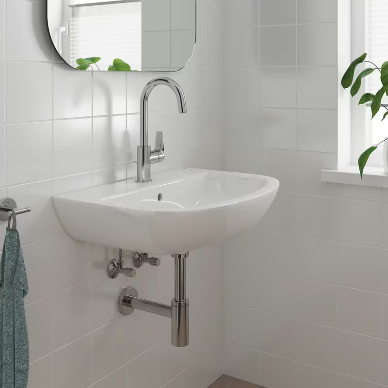 Wysoka jednouchwytowa bateria umywalkowa Grohe bauedge w wykończeniu chrom z odpływem.