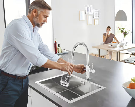 Chromowana bateria zlewozmywakowa Grohe Blue Home Duo z filtrem, chłodzeniem i przyciskiem pro wodę gazowaną i niegazowaną