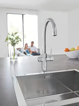 Chromowana bateria zlewozmywakowa Grohe Blue Home Duo z filtrem, chłodzeniem i przyciskiem pro wodę gazowaną i niegazowaną