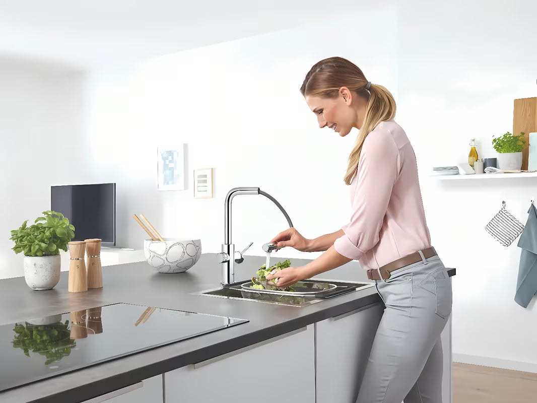Chromowana kuchenna bateria zlewozmywakowa Grohe Blue Home Duo z filtrem, z chłodzeniem i wyciąganą wylewką z perlatorem