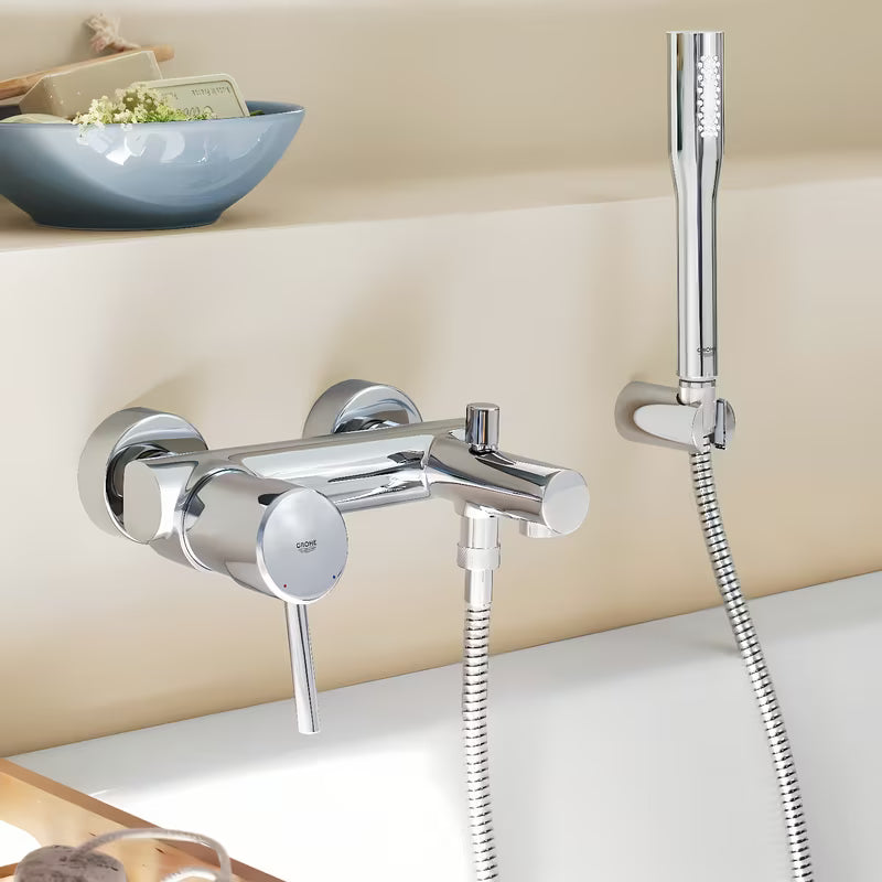 Chromowana ścienna bateria wannowa Grohe Concetto New z zestawem prysznicowym z automatycznym przełącznikiem wanna/prysznic.