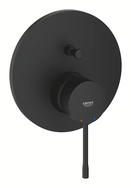 Podtynkowa prysznicowa i bateria wannowa Grohe Essence w wykończeniu phantom black z dźwignią.