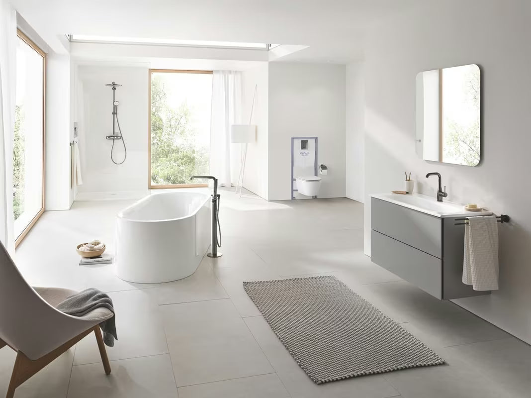 Jednouchwytowa stojąca bateria umywalkowa Grohe Essence z odpływem w wykończeniu hard graphite.