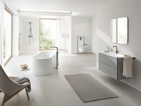 Jednouchwytowa stojąca bateria umywalkowa Grohe Essence z odpływem w wykończeniu hard graphite.