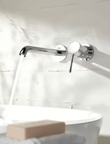 Chromowana podtynkowa bateria umywalkowa Grohe Essence New pro do montażu ściennego z dźwignią i rozetą.