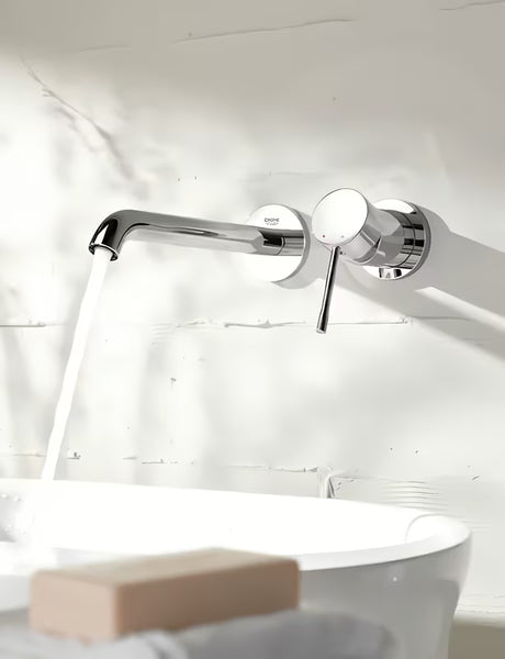 Chromowana podtynkowa bateria umywalkowa Grohe Essence New pro do montażu ściennego z dźwignią i rozetą.