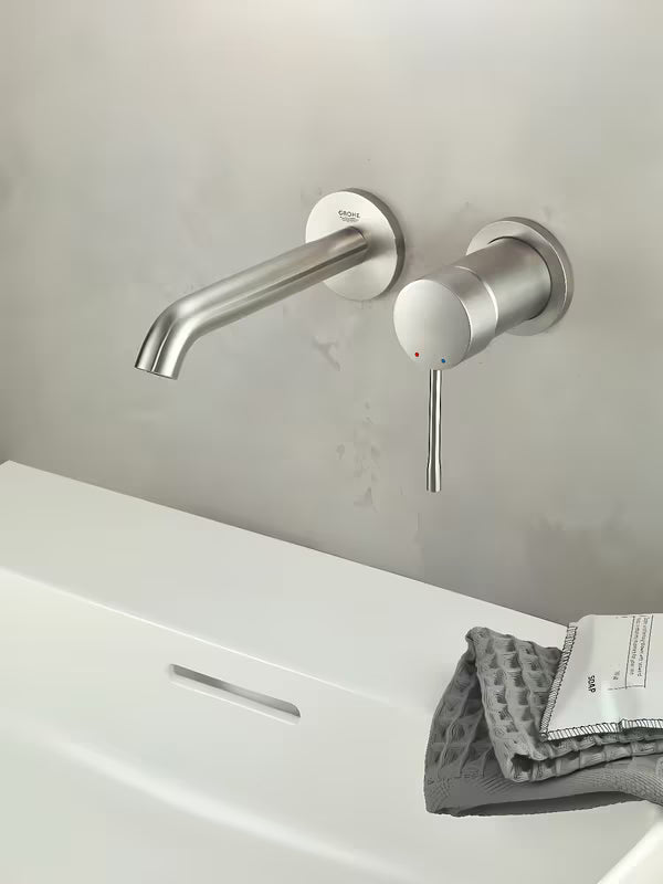 Podtynkowa bateria umywalkowa Grohe Essence New w matowym wykończeniu supersteel pro do montażu ściennego.