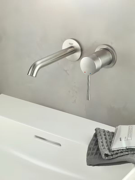 Podtynkowa bateria umywalkowa Grohe Essence New w matowym wykończeniu supersteel pro do montażu ściennego.