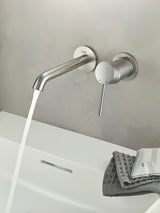 Podtynkowa bateria umywalkowa Grohe Essence New w matowym wykończeniu supersteel pro do montażu ściennego.