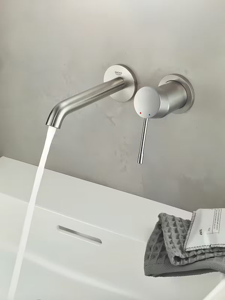 Podtynkowa bateria umywalkowa Grohe Essence New w matowym wykończeniu supersteel pro do montażu ściennego.