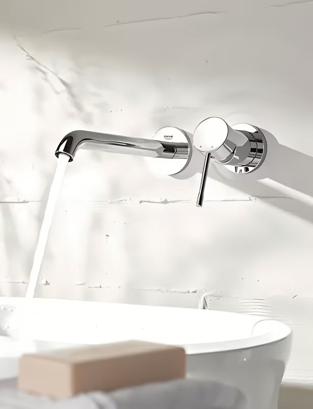 Chromowana podtynkowa bateria umywalkowa Grohe Essence New z dźwignią sterującą i rozetą ścienną.