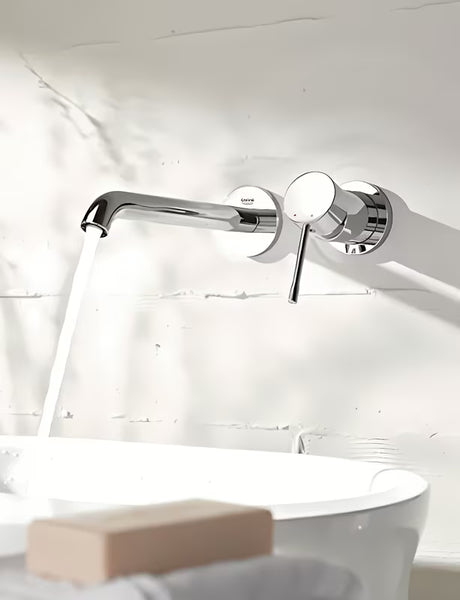 Chromowana podtynkowa bateria umywalkowa Grohe Essence New z dźwignią sterującą i rozetą ścienną.