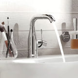 Chromowana bateria umywalkowa Grohe Essence New z odpływem z obrotową wylewką