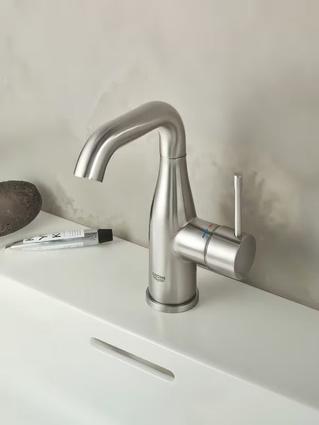 Umywalkowa jednouchwytowa bateria Grohe Essence New z odpływem w wykończeniu supersteel.