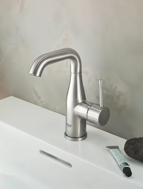Umywalkowa jednouchwytowa bateria Grohe Essence New z odpływem w wykończeniu supersteel.
