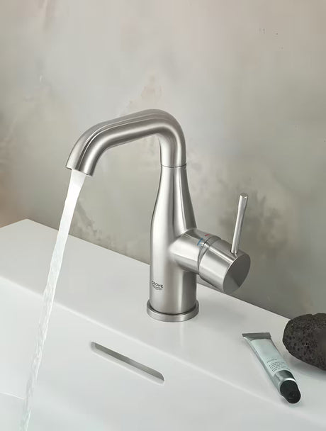 Umywalkowa jednouchwytowa bateria Grohe Essence New z odpływem w wykończeniu supersteel.