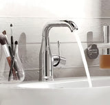 Chromowana bateria umywalkowa Grohe Essence New ze średnio wysoką wylewką i obrotową wylewką