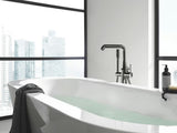 Podłogowa bateria wannowa Grohe Essence New z zestawem prysznicowym w wykończeniu powierzchni Hard Graphite.