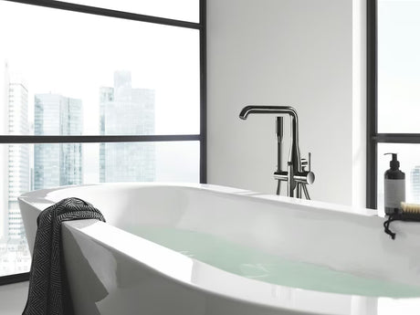 Podłogowa bateria wannowa Grohe Essence New z zestawem prysznicowym w wykończeniu powierzchni Hard Graphite.