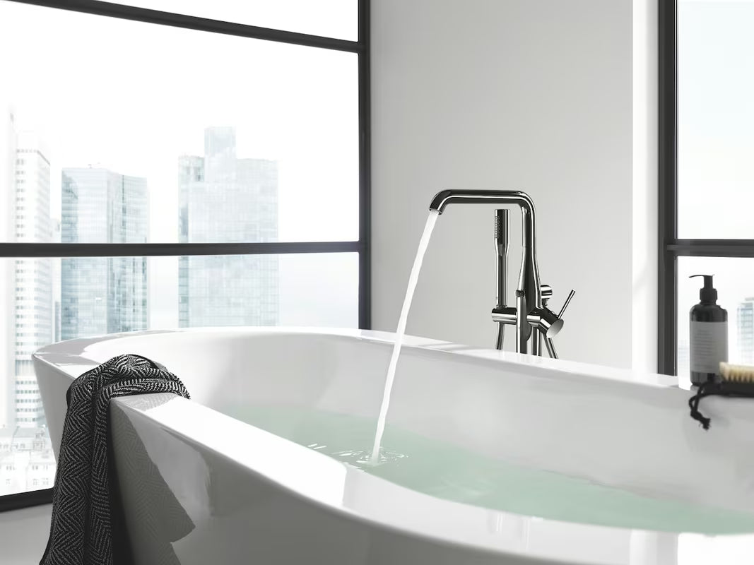 Podłogowa bateria wannowa Grohe Essence New z zestawem prysznicowym w wykończeniu Hard Graphite.