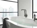 Podłogowa bateria wannowa Grohe Essence New z rączką prysznicową w wykończeniu brushed hard graphite.