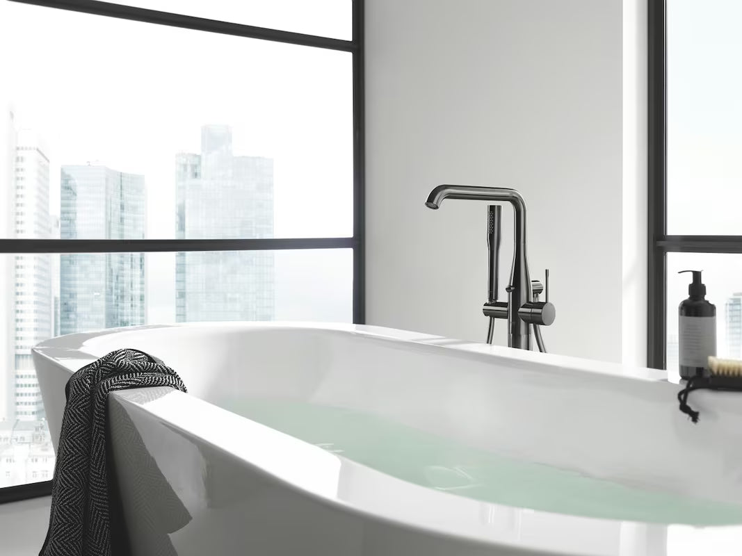 Podłogowa bateria wannowa Grohe Essence New z rączką prysznicową w wykończeniu brushed hard graphite.
