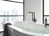 Podłogowa bateria wannowa Grohe Essence New z rączką prysznicową w wykończeniu brushed hard graphite.