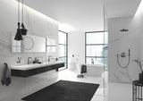Podłogowa bateria wannowa Grohe Essence New z rączką prysznicową w wykończeniu brushed hard graphite.