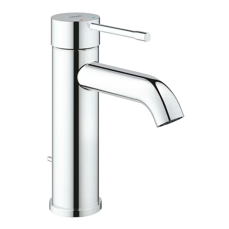 Chromowana jednouchwytowa bateria umywalkowa Grohe Essence New z zestawem odpływowym i zakrzywioną wylewką.