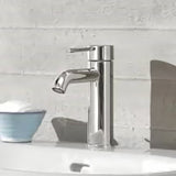 Chromowana jednouchwytowa bateria umywalkowa Grohe Essence New z zestawem odpływowym i zakrzywioną wylewką.
