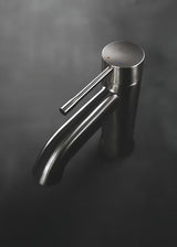 Grohe Essence New jednouchwytowa bateria umywalkowa z wysoką wylewką w wykończeniu brushed hard graphite