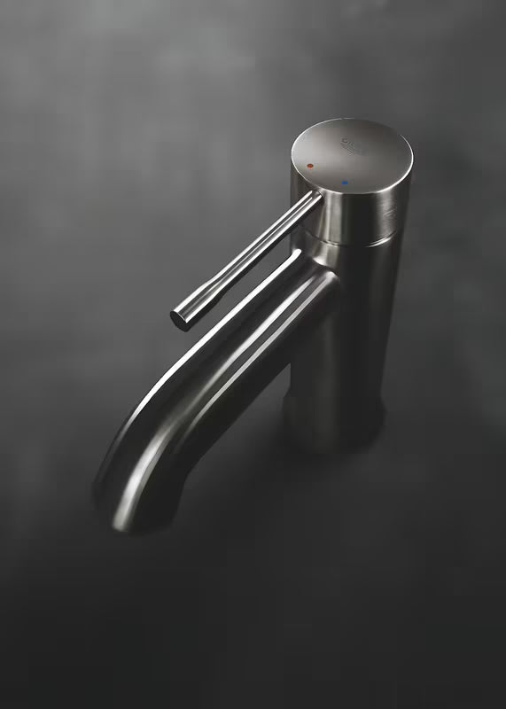 Grohe Essence New jednouchwytowa bateria umywalkowa z wysoką wylewką w wykończeniu brushed hard graphite