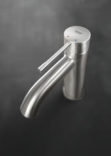 Umywalkowa jednouchwytowa bateria Grohe Essence New z wysoką wylewką i powierzchnią supersteel.