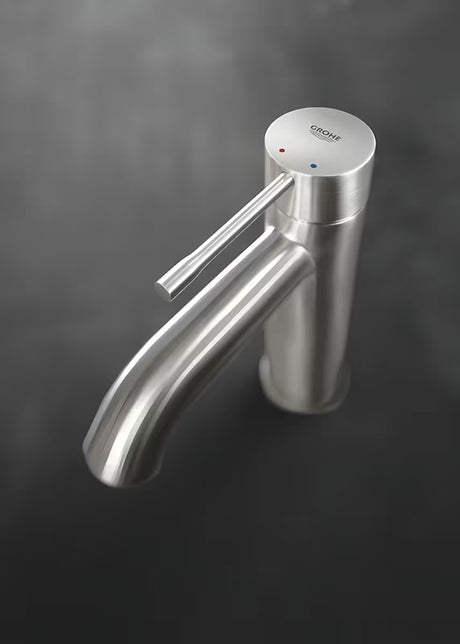 Umywalkowa jednouchwytowa bateria Grohe Essence New z wysoką wylewką i powierzchnią supersteel.