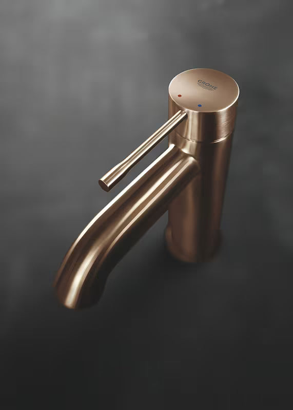 Bateria umywalkowa jednouchwytowa Grohe Essence New z wysoką wylewką w wykończeniu Brushed Warm Sunset.