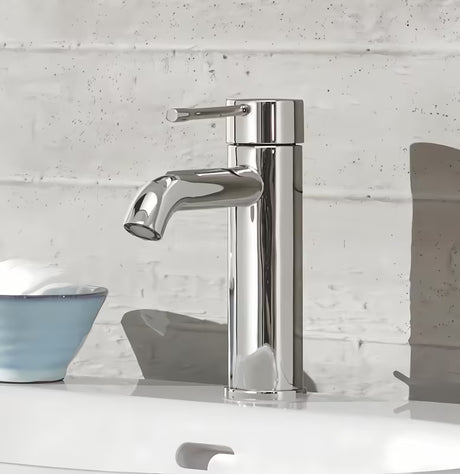 Chromowana jednouchwytowa bateria umywalkowa Grohe Essence New z zestawem odpływowym i technologiami oszczędzającymi wodę.