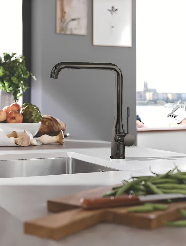 Bateria kuchenna jednouchwytowa Grohe Essence New z wysoką obrotową wylewką w wykończeniu Hard Graphite.