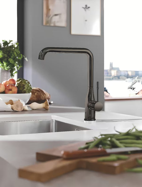Bateria kuchenna jednouchwytowa Grohe Essence New z wysoką obrotową wylewką w wykończeniu Hard Graphite.
