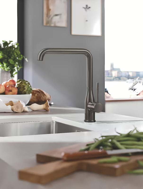 Grohe Essence New bateria kuchenna jednouchwytowa z wysoką obrotową wylewką w kolorze brushed hard graphite