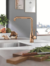 Kuchenna bateria jednouchwytowa Grohe Essence New z wysoką obrotową wylewką w wykończeniu warm sunset