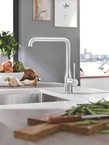 Bateria kuchenna zlewozmywakowa Grohe Essence New z wysoką obrotową wylewką w wykończeniu supersteel.