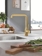 Grohe Essence New bateria zlewozmywakowa z wysoką obrotową wylewką w wykończeniu Brushed Cool Sunrise.
