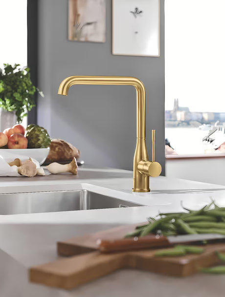 Grohe Essence New bateria zlewozmywakowa z wysoką obrotową wylewką w wykończeniu Brushed Cool Sunrise.