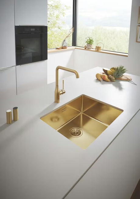 Grohe Essence New bateria zlewozmywakowa z wysoką obrotową wylewką w wykończeniu Brushed Cool Sunrise.