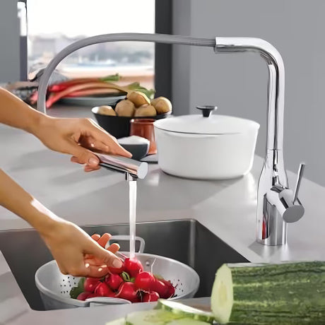 Chromowana bateria zlewozmywakowa Grohe Essence New z wysoką obrotową wylewką i wyciąganą wylewką prysznicową