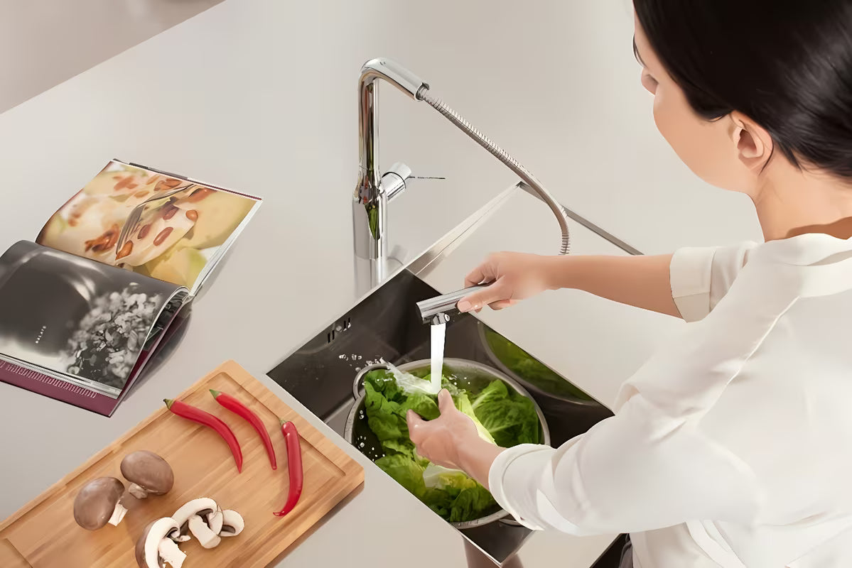 Chromowana bateria zlewozmywakowa Grohe Essence New z wysoką obrotową wylewką i wyciąganą wylewką prysznicową