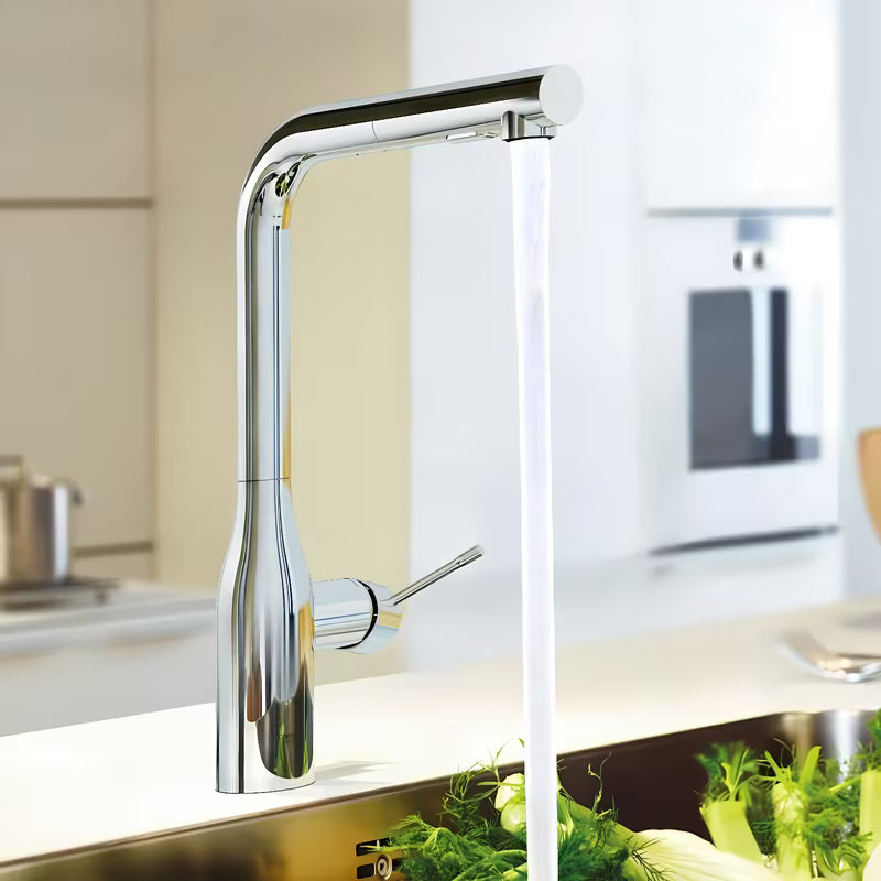 Chromowana bateria zlewozmywakowa Grohe Essence New z wysoką obrotową wylewką i wyciąganą wylewką prysznicową